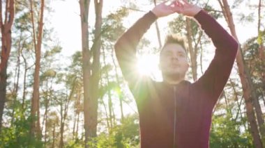 Eoung adam ormanda atlama