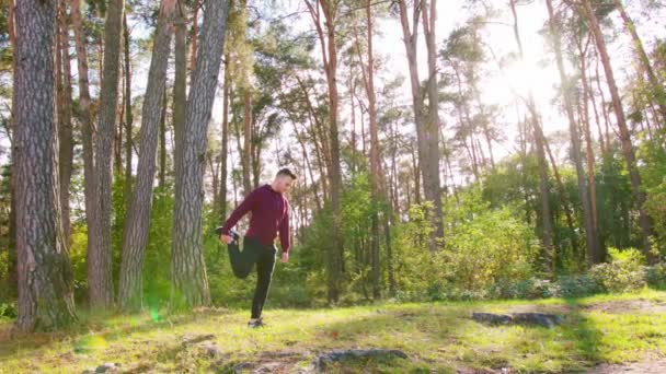 Ein Junger Mann Der Sich Wald Ausstreckt Weitschuss — Stockvideo