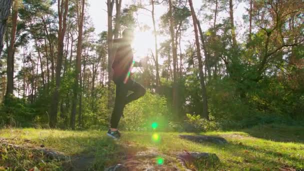 Un homme qui saute dans la forêt — Video