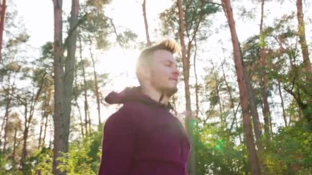 Eoung Man skoki w lesie — Wideo stockowe