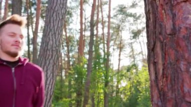 Genç adam ormanda germe