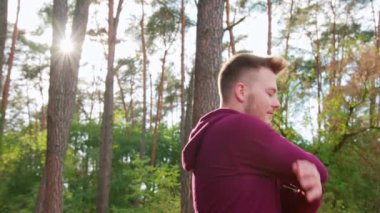 Genç adam ormanda germe