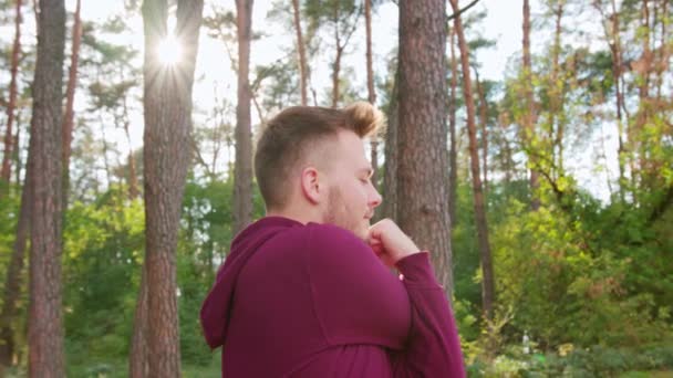 Joven estirándose en el bosque — Vídeo de stock