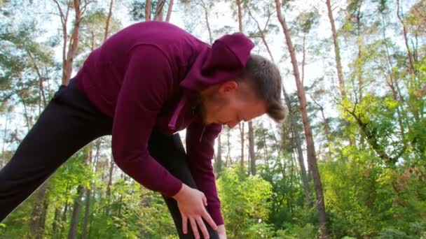 Ormanın Derinliklerinde Uzanan Bir Genç Adam Ufak Bir Olasılık Mercek — Stok video