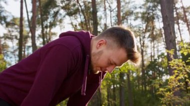 Genç adam ormanda germe