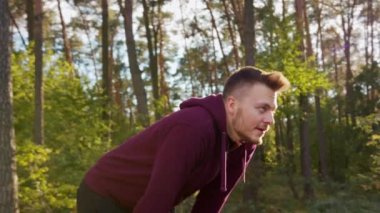 Genç adam ormanda germe