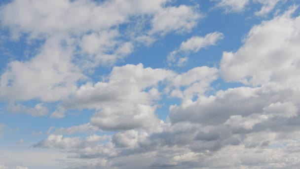 Blauwe lucht met witte wolken — Stockvideo
