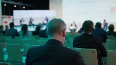 Oditoryum konferans tiyatro ile insanlar ve perde