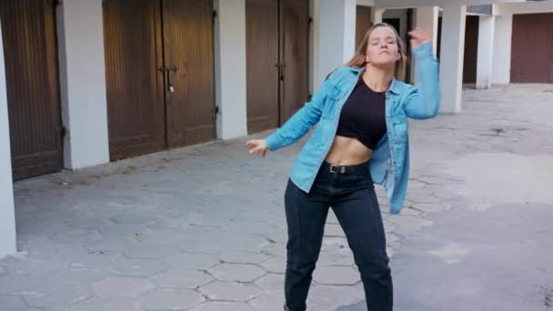 Een Jonge Vrouw Dansen Binnenplaats Long Shot — Stockvideo