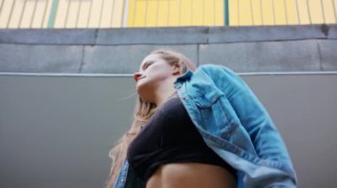 Genç kadın avluda dans