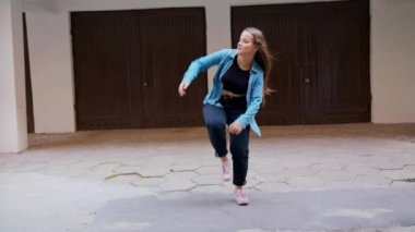 Genç kadın avluda dans