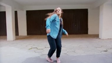 Avluda dans genç bir kadın. Ufak bir olasılık