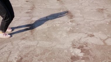 Genç kadının ayakları dışında dans