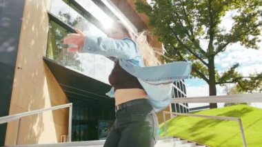 Genç kadın dışarıda dans