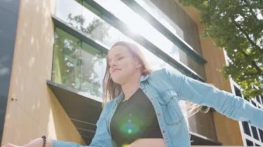 Genç kadın dışarıda dans