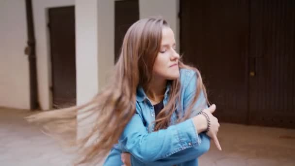 Mladé ženy tančí na nádvoří — Stock video