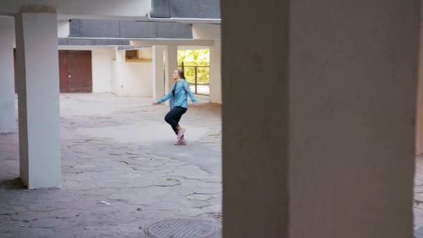 Jeune femme dansant dans la cour — Video