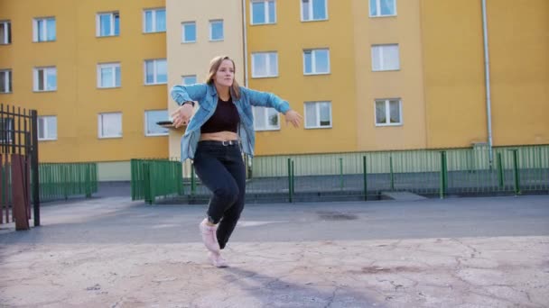 Mujer joven bailando afuera — Vídeo de stock
