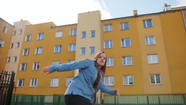 Mujer joven bailando afuera — Vídeos de Stock