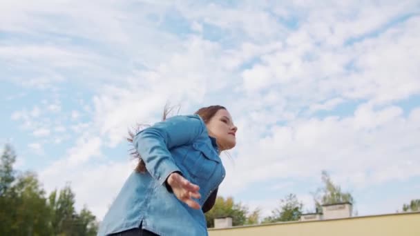 Mujer joven bailando afuera — Vídeo de stock