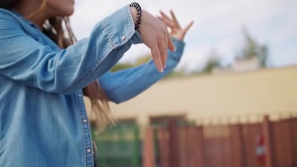 Молода жінка танцює зовні — стокове відео