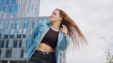 Genç kadın dışarıda dans