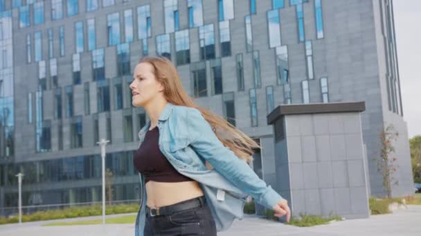 Jonge vrouw dansen buiten — Stockvideo