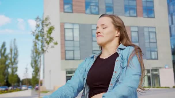 Mujer joven bailando afuera — Vídeo de stock