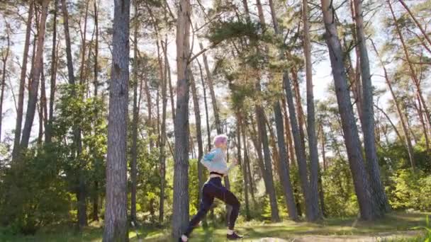 Młody Różowymi Włosami Jogging Lesie Długie Ujęcie — Wideo stockowe