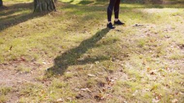 Ormanın derinliklerinde uzanan bir genç y. Ayak ve gölge görüntüleyin. Ufak bir olasılık