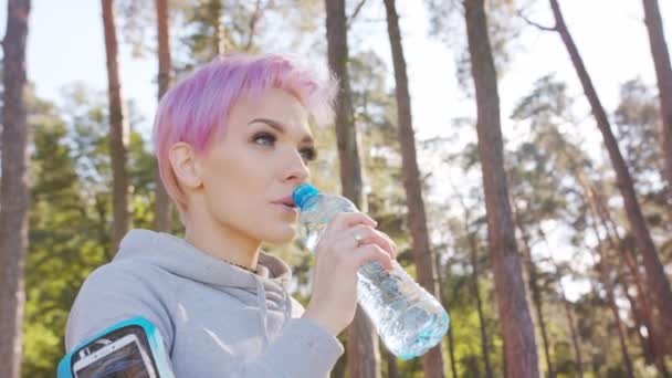 Jovem com Pink Hair Jogging na Floresta — Vídeo de Stock