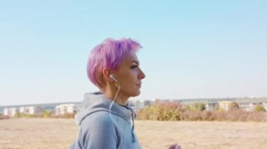 Genç Bayan pembe saçlı varoşlarda koşu