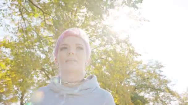 Jeune dame avec des cheveux roses Jogging dans les banlieues. Glitch — Video