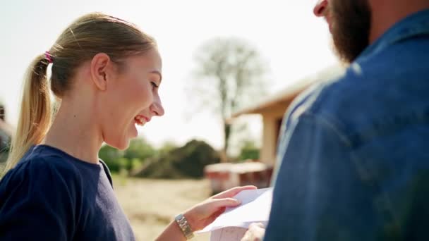 Twee jonge mensen bespreken bouw van een huis — Stockvideo