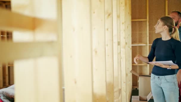 Deux jeunes vérifient le mur de leur maison — Video