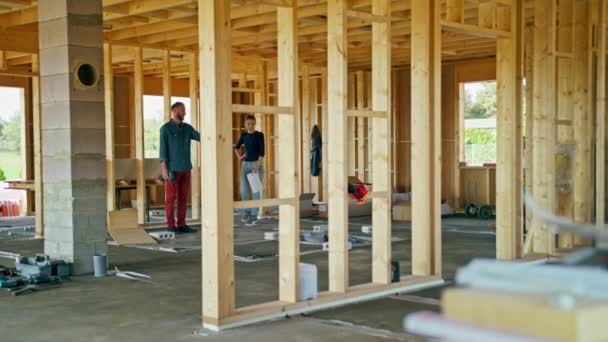 Twee jonge mensen bespreken bouw van een huis — Stockvideo