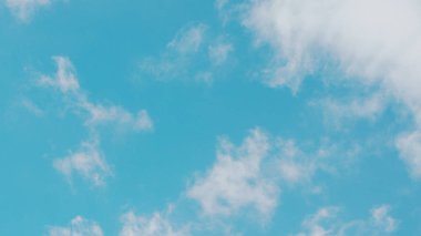 Beyaz bulutlu mavi gökyüzü