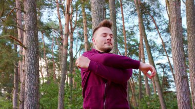 Genç adam ormanda germe