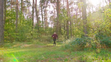 genç adam ormanda çalışan