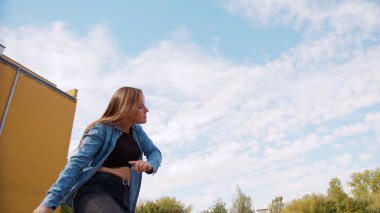 Genç kadın dışarıda dans