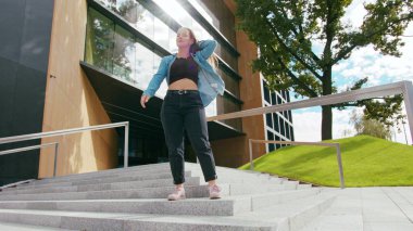 Genç kadın dışarıda dans