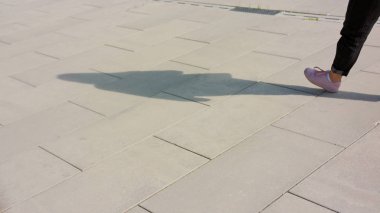 Genç kadının ayakları dışında yürüyüş