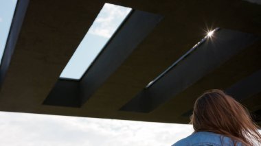 Genç kadın dışarıda dans