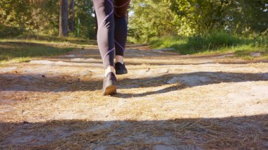 Ormanda çalışan genç kadının ayak