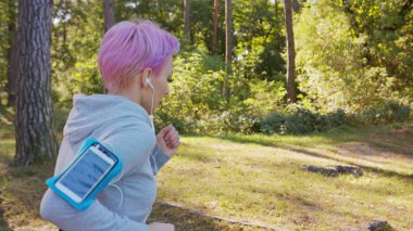 Ormanda koşu pembe saçlı Genç Bayan