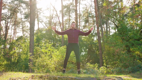 Hombre de las tinieblas saltando en el bosque — Foto de Stock