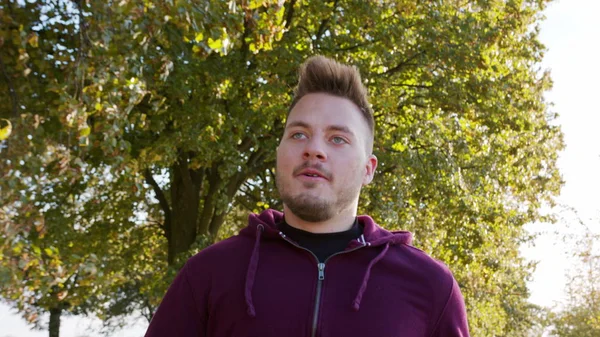 Jeune homme courant dans la forêt — Photo