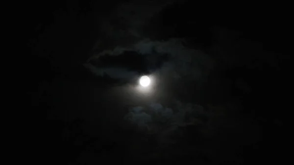 A Realtime Shot of the Moon and Clouds at Night — Stock Photo, Image