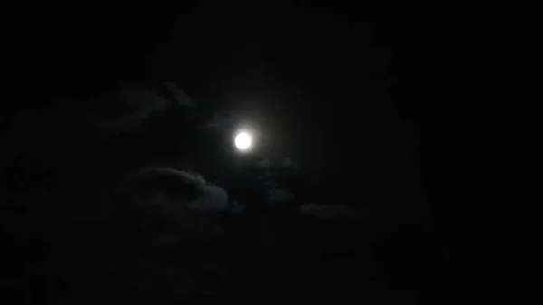 Um tiro em tempo real da lua e nuvens à noite — Fotografia de Stock