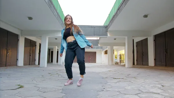 Молода жінка танцює у дворі — стокове фото